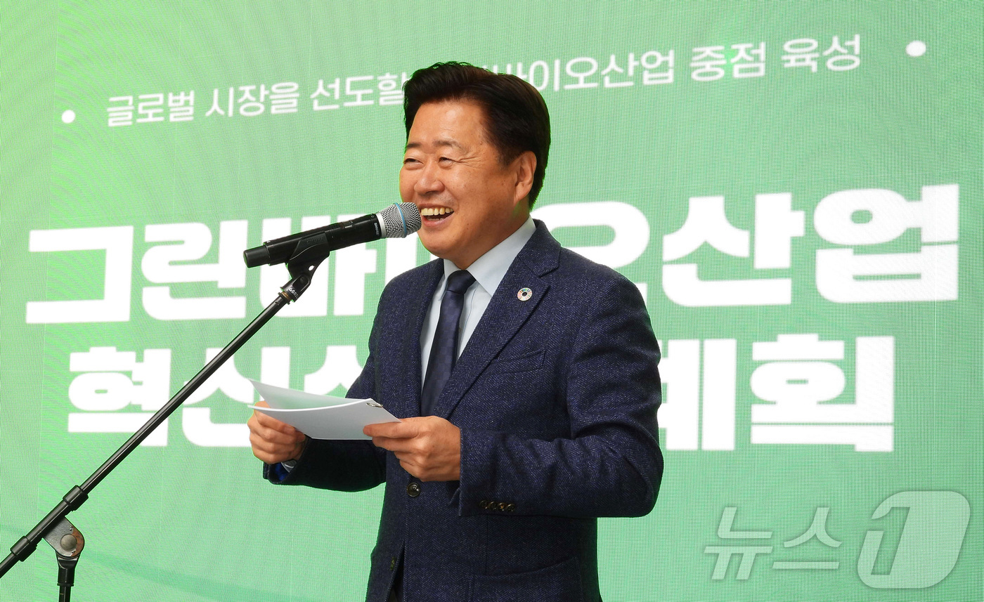 (제주=뉴스1) 오미란 기자 = 오영훈 제주특별자치도지사가 22일 오후 제주시 칠성로 상점가에서 열린 제주지역혁신플랫폼 청정바이오사업단의 \'칠성로에서 그린 바이오(Green Bi …