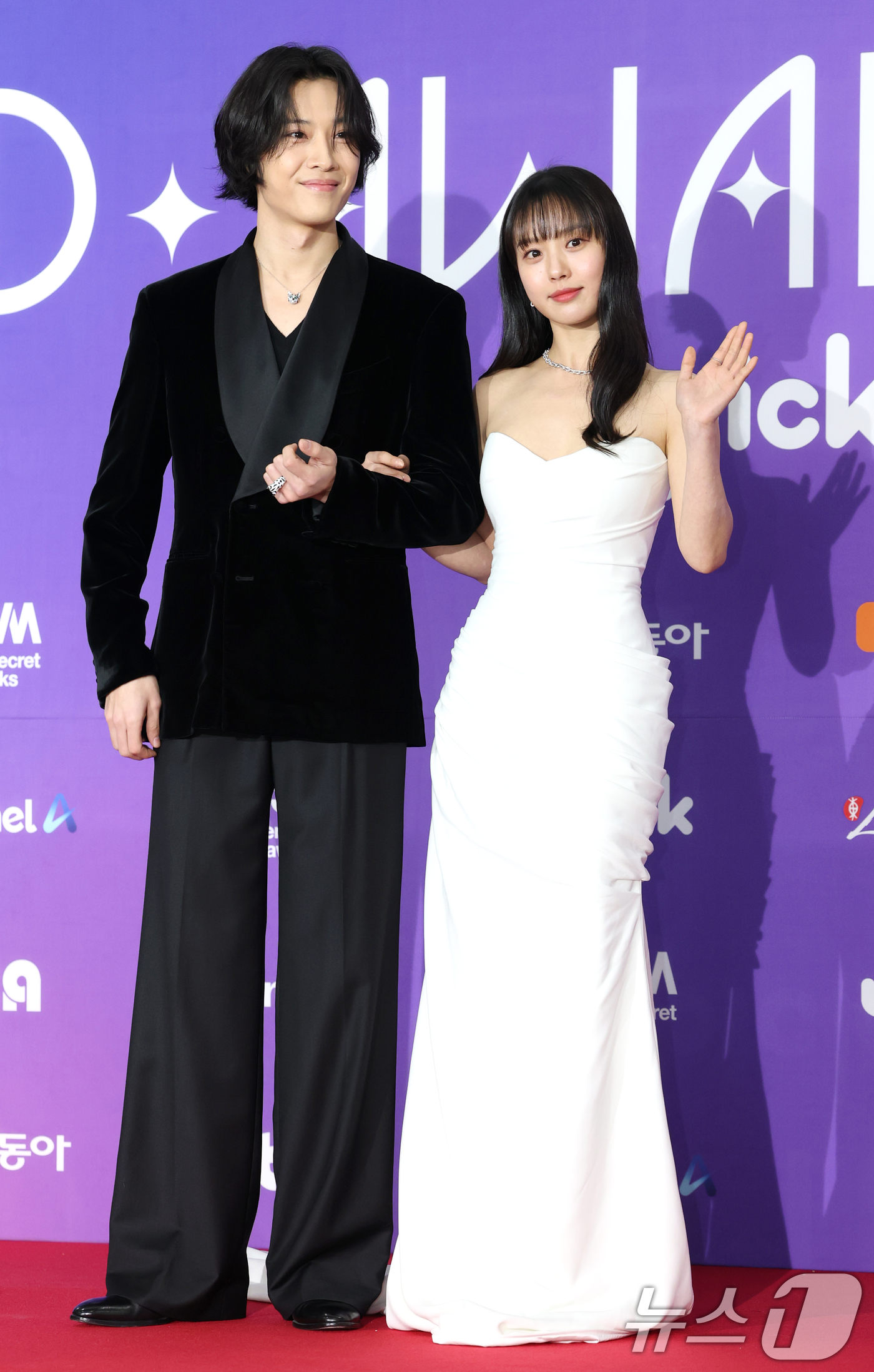 (서울=뉴스1) 권현진 기자 = MC 배우 이종원과 고민시(오른쪽)가 22일 오후 서울 성북구 안암동 고려대학교 화정체육관에서 열린 '제 1회 디어워즈' 레드카펫 행사에 참석해 포 …