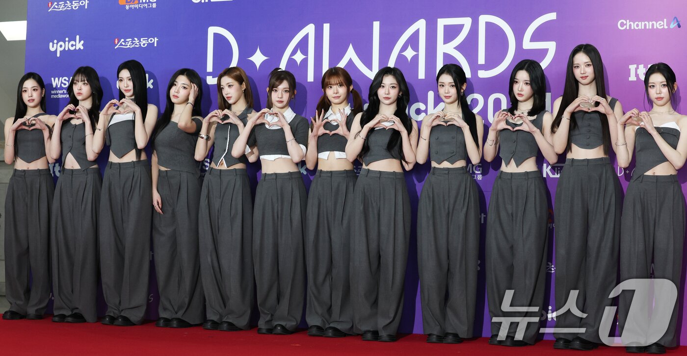 본문 이미지 - 트리플에스가 22일 오후 서울 성북구 안암동 고려대학교 화정체육관에서 열린 '제 1회 디어워즈' 레드카펫 행사에 참석해 포즈를 취하고 있다. 2025.2.22/뉴스1 ⓒ News1 권현진 기자