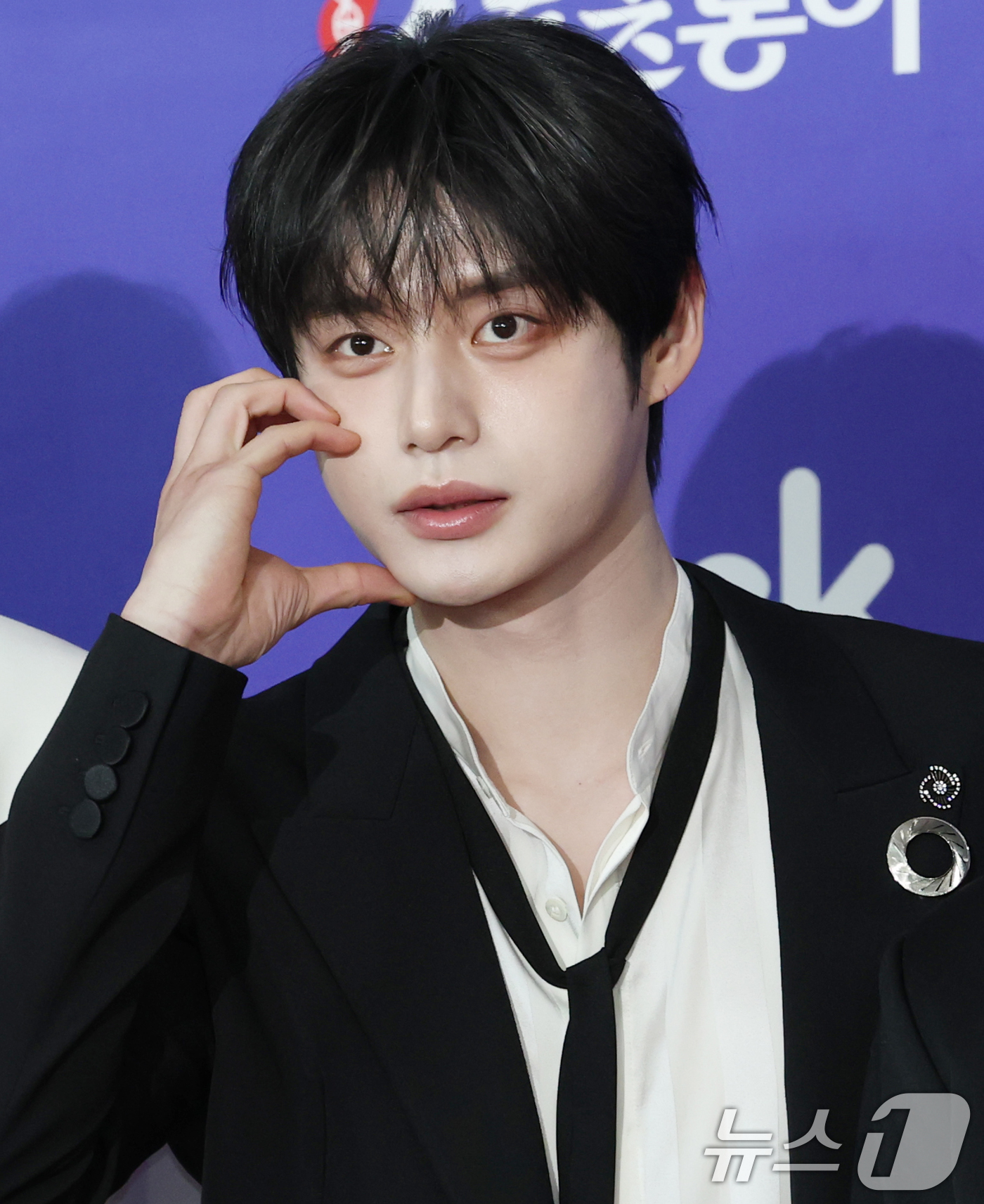 (서울=뉴스1) 권현진 기자 = 제로베이스원 김지웅이 22일 오후 서울 성북구 안암동 고려대학교 화정체육관에서 열린 '제 1회 디어워즈' 레드카펫 행사에 참석해 포즈를 취하고 있다 …