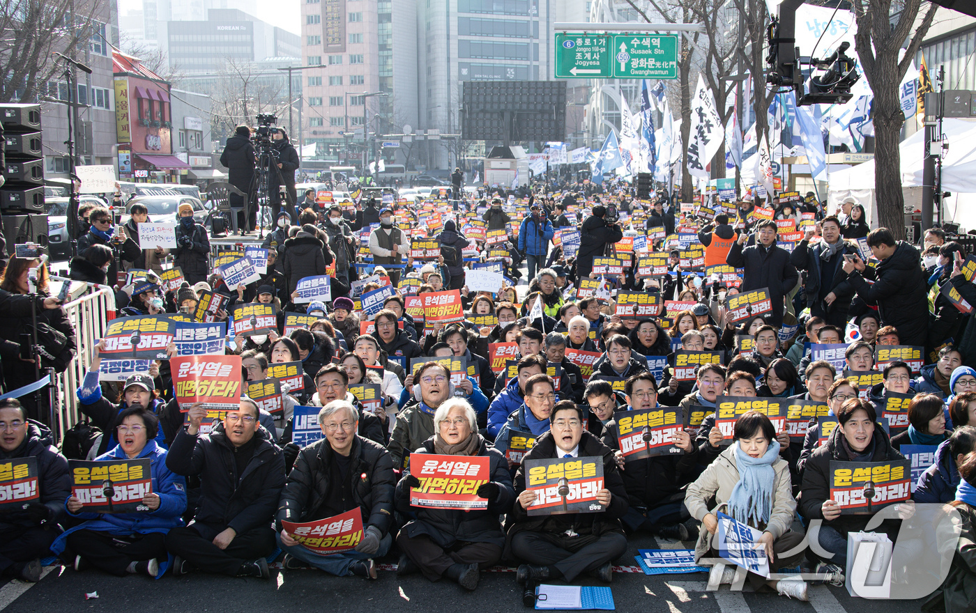 (서울=뉴스1) 이재명 기자 = 박찬대 원내대표를 비롯한 참석자들이 22일 오후 서울 종로구 안국역 일대에서 열린 내란종식·헌정수호를 위한 윤석열 파면 촉구 범국민대회에서 구호를 …