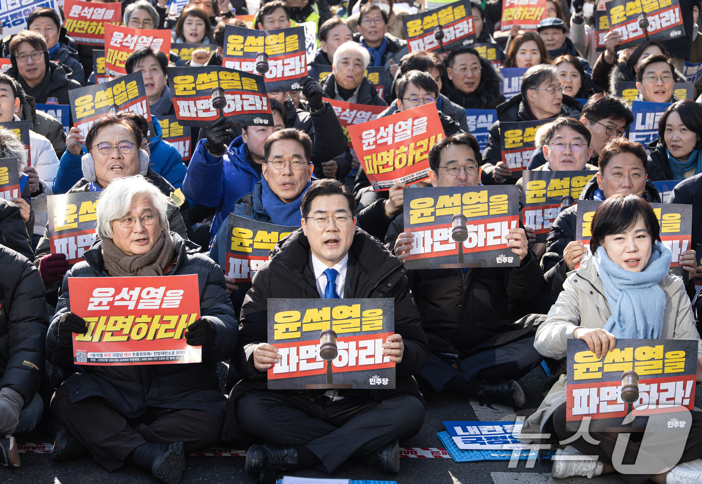 (서울=뉴스1) 이재명 기자 = 박찬대 원내대표를 비롯한 참석자들이 22일 오후 서울 종로구 안국역 일대에서 열린 내란종식·헌정수호를 위한 윤석열 파면 촉구 범국민대회에서 구호를 …