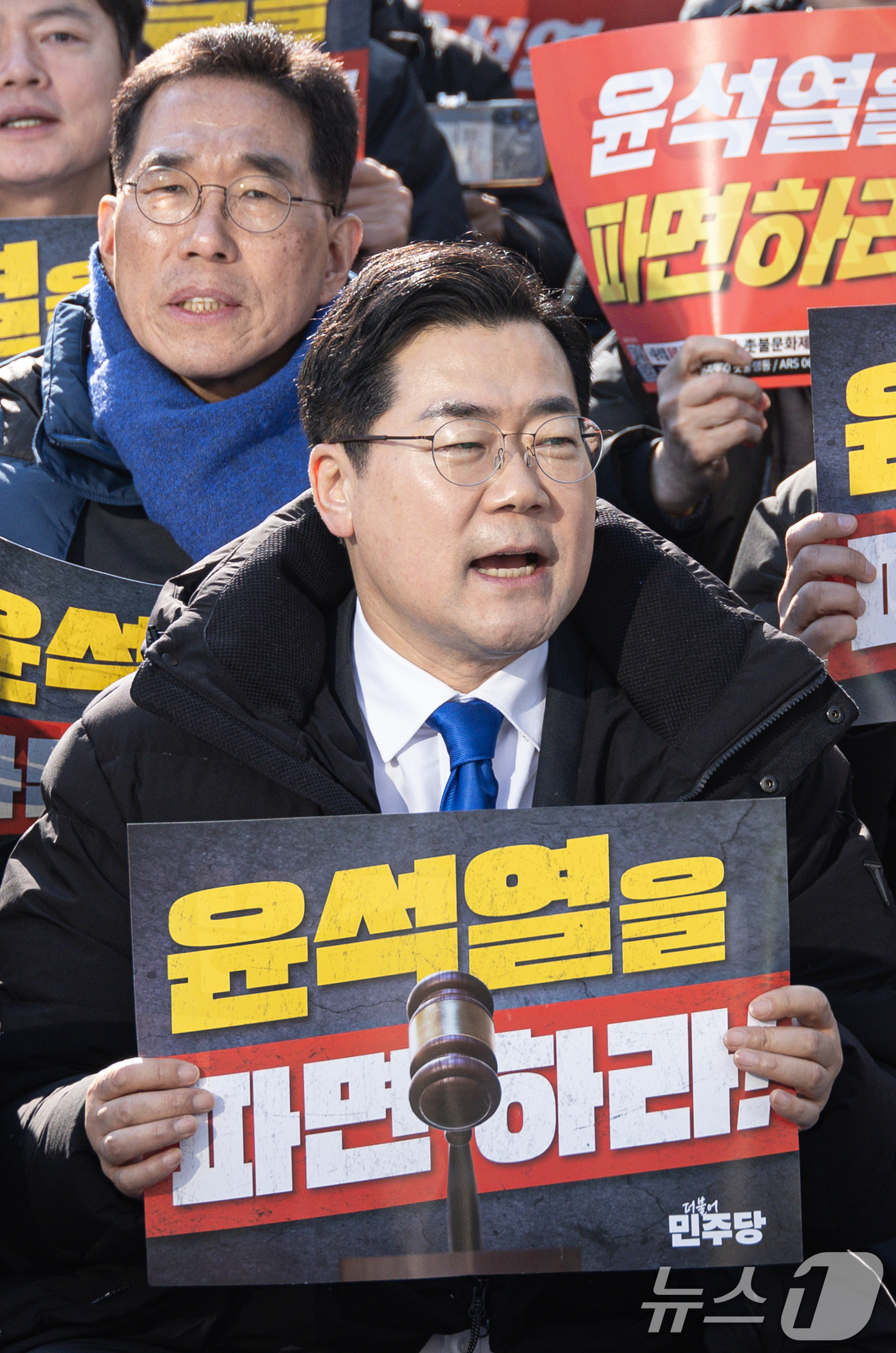 (서울=뉴스1) 이재명 기자 = 박찬대 원내대표를 비롯한 참석자들이 22일 오후 서울 종로구 안국역 일대에서 열린 내란종식·헌정수호를 위한 윤석열 파면 촉구 범국민대회에서 구호를 …