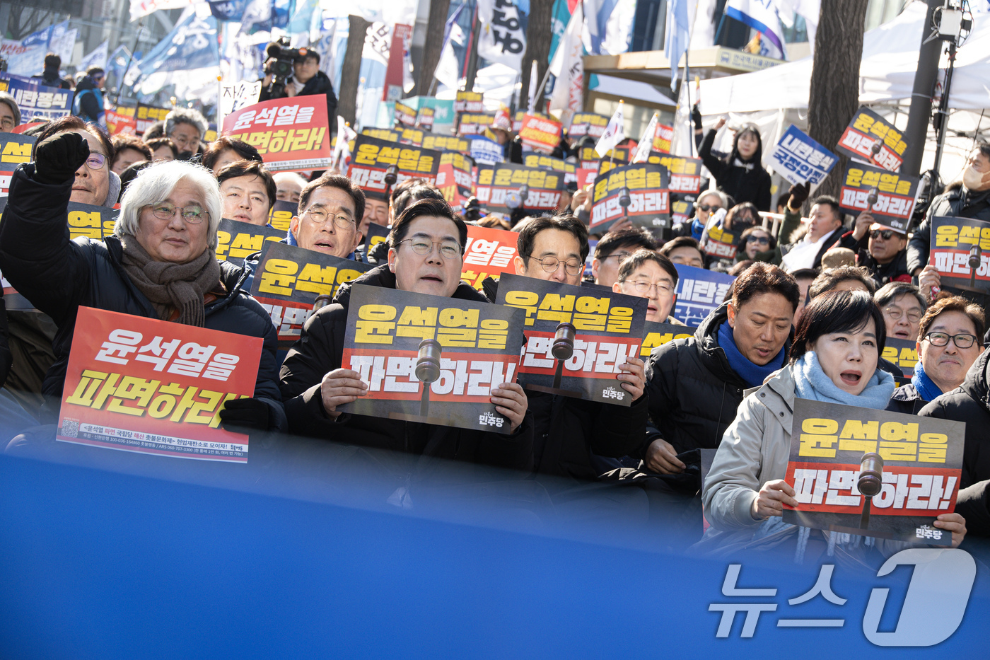 (서울=뉴스1) 이재명 기자 = 박찬대 원내대표를 비롯한 참석자들이 22일 오후 서울 종로구 안국역 일대에서 열린 내란종식·헌정수호를 위한 윤석열 파면 촉구 범국민대회에서 구호를 …