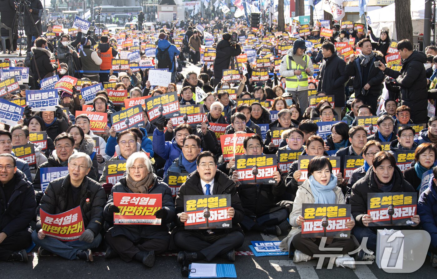 본문 이미지 - 박찬대 원내대표를 비롯한 참석자들이 22일 오후 서울 종로구 안국역 일대에서 열린 내란종식·헌정수호를 위한 윤석열 파면 촉구 범국민대회에서 구호를 외치고 있다. 2025.2.22/뉴스1 ⓒ News1 이재명 기자
