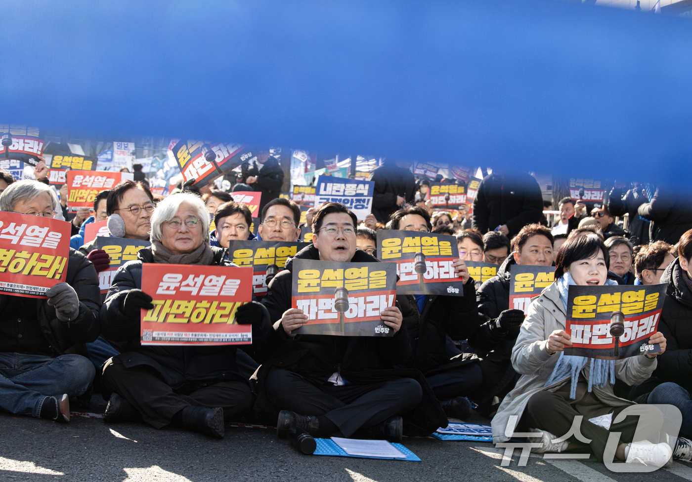 (서울=뉴스1) 이재명 기자 = 박찬대 원내대표를 비롯한 참석자들이 22일 오후 서울 종로구 안국역 일대에서 열린 내란종식·헌정수호를 위한 윤석열 파면 촉구 범국민대회에서 구호를 …