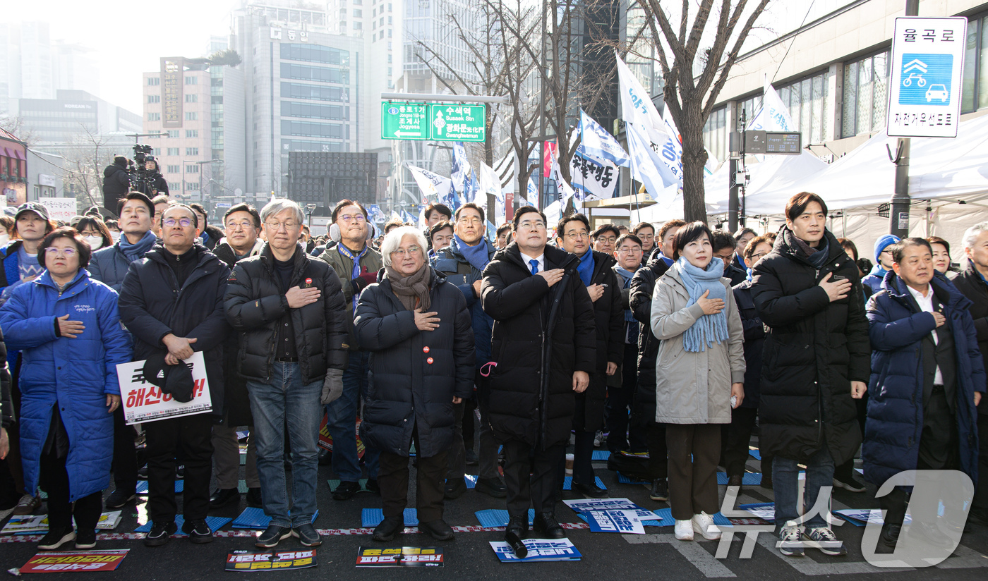 (서울=뉴스1) 이재명 기자 = 박찬대 원내대표를 비롯한 참석자들이 22일 오후 서울 종로구 안국역 일대에서 열린 내란종식·헌정수호를 위한 윤석열 파면 촉구 범국민대회에서 국민의례 …