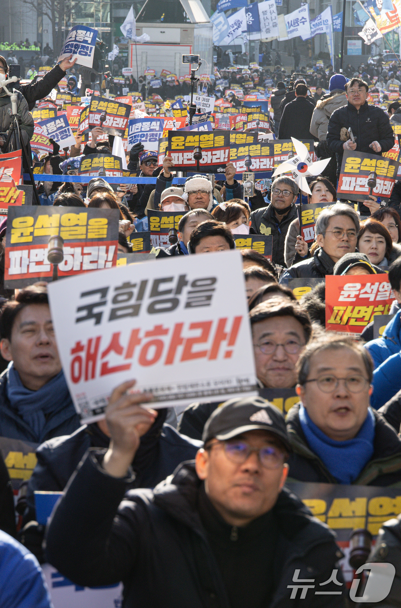 (서울=뉴스1) 이재명 기자 = 22일 오후 서울 종로구 안국역 일대에서 열린 내란종식·헌정수호를 위한 윤석열 파면 촉구 범국민대회에서 참석자들이 손 피켓을 들고 있다. 2025. …