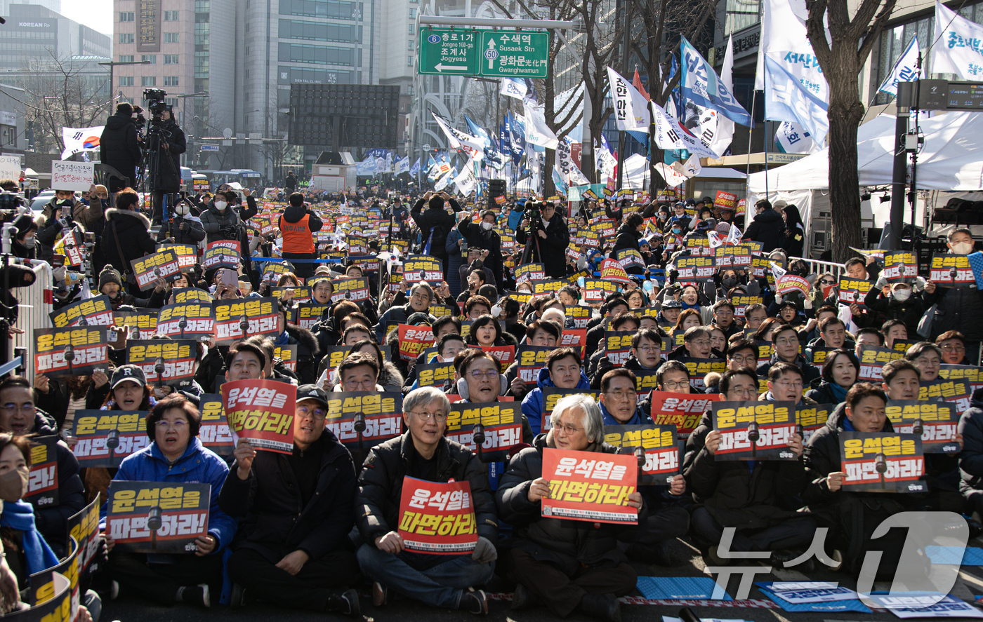 (서울=뉴스1) 이재명 기자 = 22일 오후 서울 종로구 안국역 일대에서 열린 내란종식·헌정수호를 위한 윤석열 파면 촉구 범국민대회에서 참석자들이 손 피켓을 들고 있다. 2025. …
