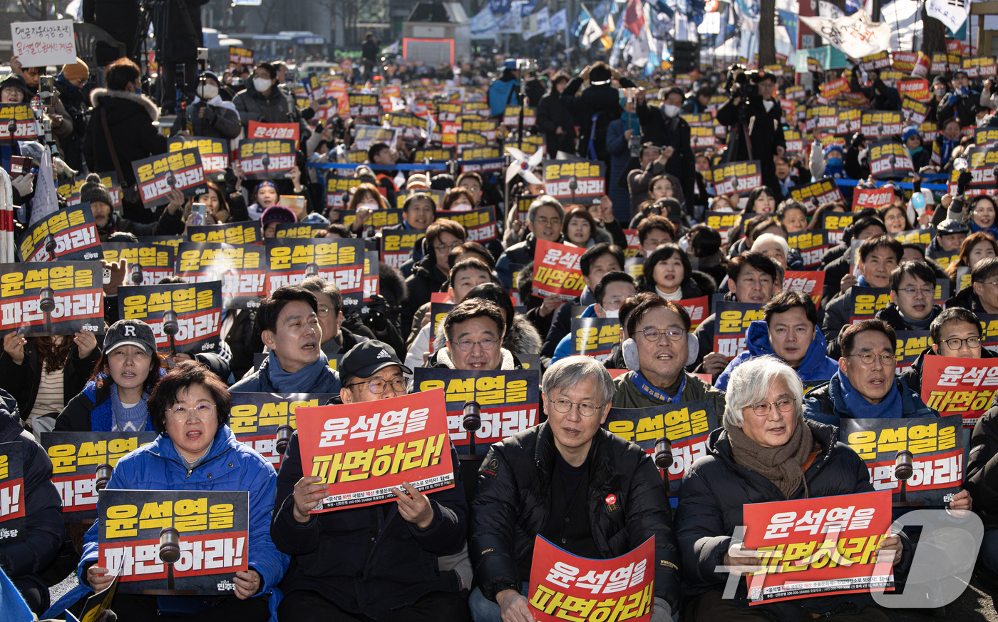 (서울=뉴스1) 이재명 기자 = 22일 오후 서울 종로구 안국역 일대에서 열린 내란종식·헌정수호를 위한 윤석열 파면 촉구 범국민대회에서 참석자들이 손 피켓을 들고 있다. 2025. …