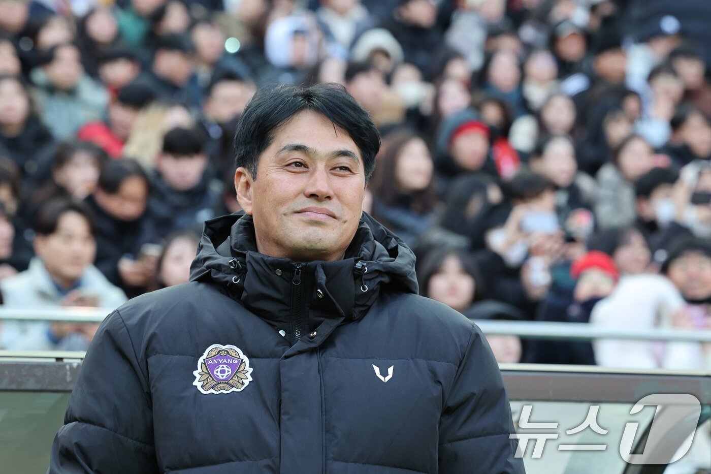 본문 이미지 - 유병훈 FC안양 감독이 22일 오후 서울 마포구 서울월드컵경기장에서 하나은행 K리그1 2025 2라운드 FC서울과 FC안양의 경기에서 경기를 바라보고 있다. 2025.2.22/뉴스1 ⓒ News1 신웅수 기자