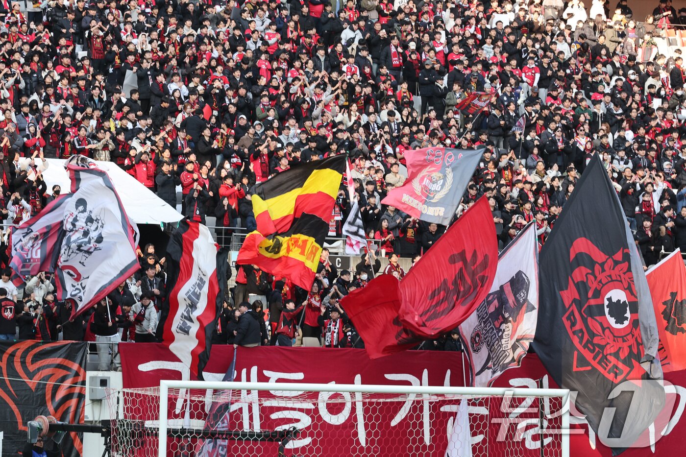 본문 이미지 - 22일 오후 서울 마포구 서울월드컵경기장에서 하나은행 K리그1 2025 2라운드 FC서울과 FC안양의 경기에서 FC서울 팬들이 응원전을 펼치고 있다. 2025.2.22/뉴스1 ⓒ News1 신웅수 기자
