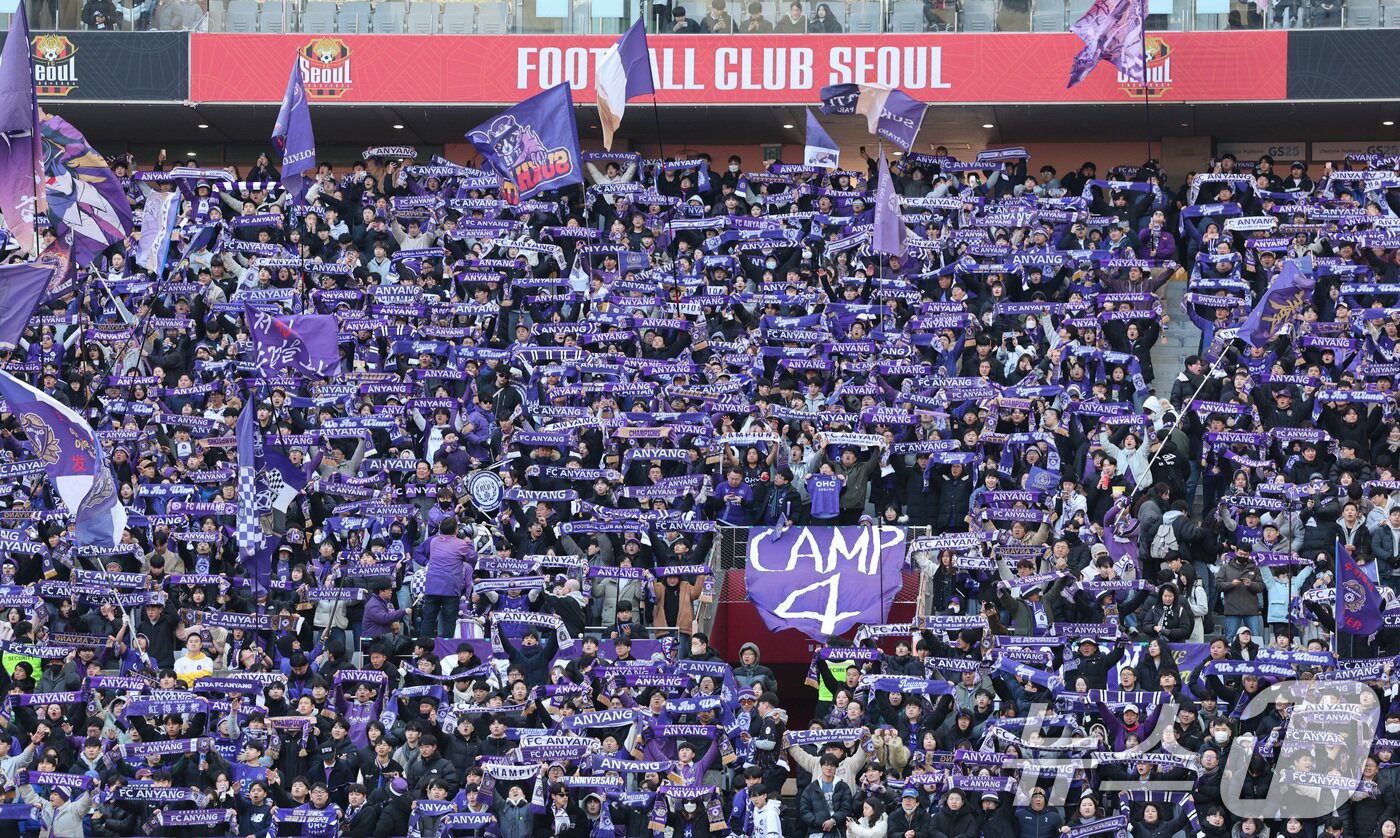 본문 이미지 - 22일 오후 서울 마포구 서울월드컵경기장에서 하나은행 K리그1 2025 2라운드 FC서울과 FC안양의 경기에서 FC안양 팬들이 카드 섹션을 선보이고 있다. 2025.2.22/뉴스1 ⓒ News1 신웅수 기자