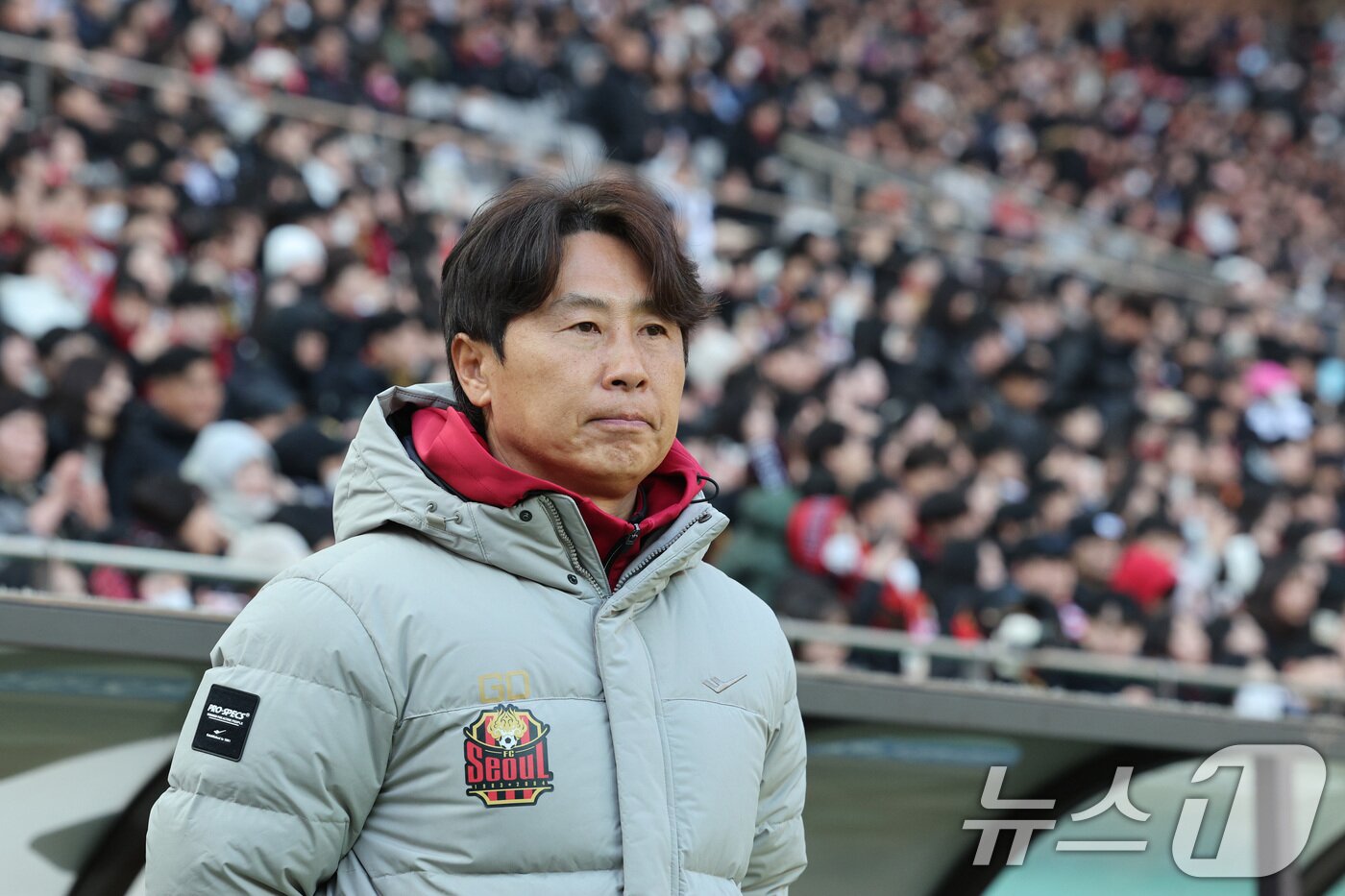 본문 이미지 - 22일 오후 서울 마포구 서울월드컵경기장에서 하나은행 K리그1 2025 2라운드 FC서울과 FC안양의 경기에서 김기동 서울 감독이 경기를 바라보고 있다. 2025.2.22/뉴스1 ⓒ News1 신웅수 기자