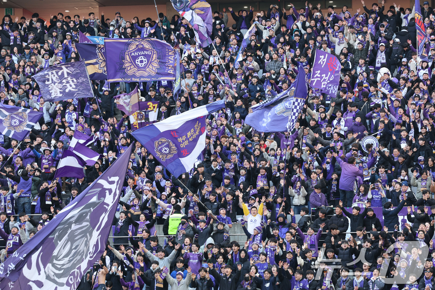 (서울=뉴스1) 신웅수 기자 = 22일 오후 서울 마포구 서울월드컵경기장에서 하나은행 K리그1 2025 2라운드 FC서울과 FC안양의 경기에서 FC안양 팬들이 응원전을 펼치고 있다 …