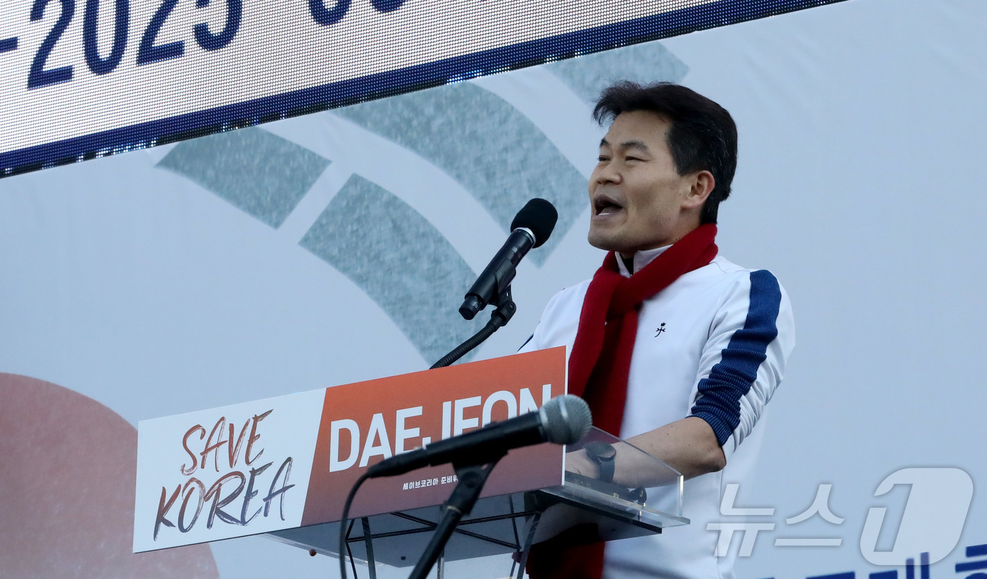 (대전=뉴스1) 김기남 기자 = 전한길 한국사 강사가 22일 오후 대전시청 남문광장에서 보수성향 기독교 단체인 세이브코리아 주최로 열린 윤석열 대통령 탄핵 반대 집회에 참석해 연설 …