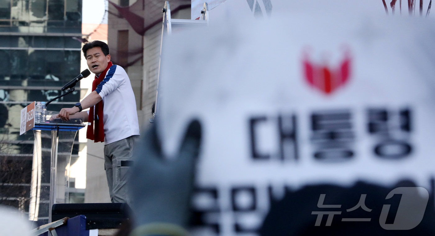 (대전=뉴스1) 김기남 기자 = 전한길 한국사 강사가 22일 오후 대전시청 남문광장에서 보수성향 기독교 단체인 세이브코리아 주최로 열린 윤석열 대통령 탄핵 반대 집회에 참석해 연설 …