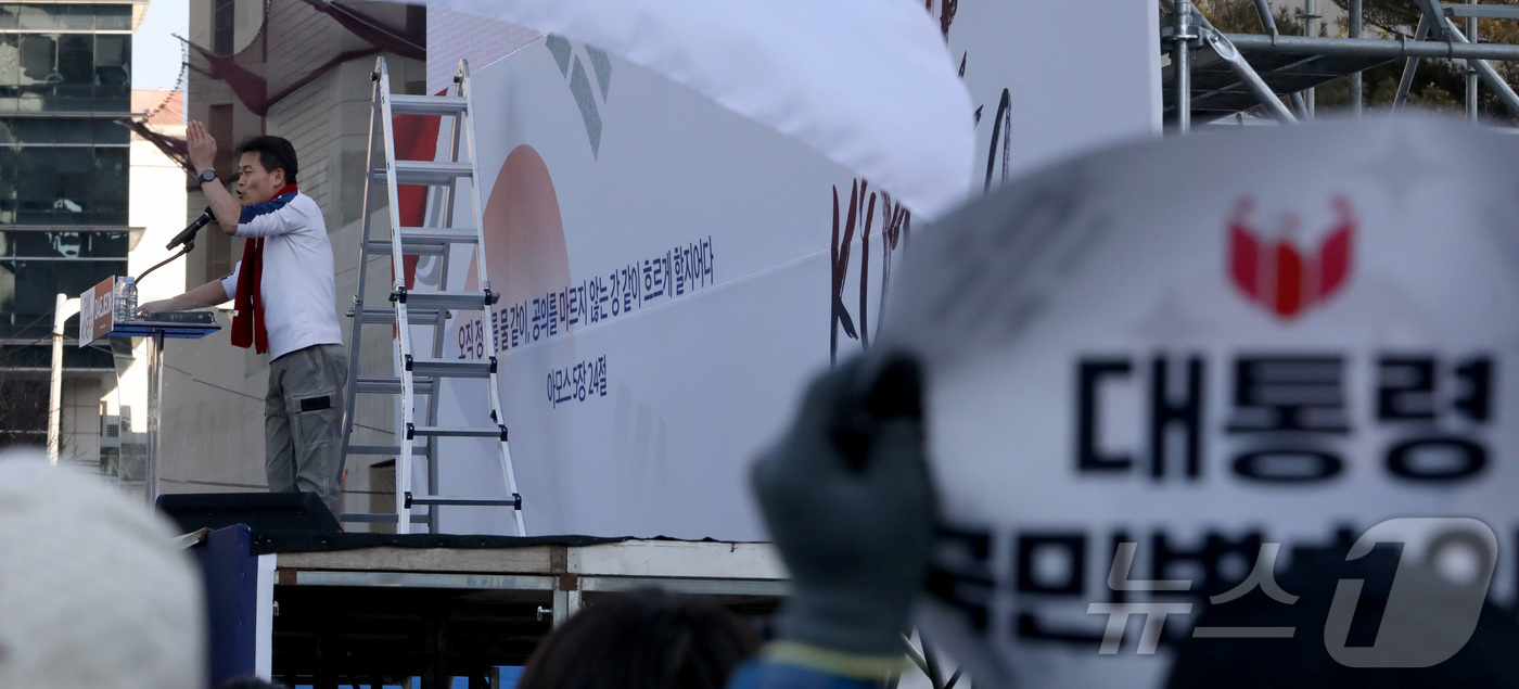 (대전=뉴스1) 김기남 기자 = 전한길 한국사 강사가 22일 오후 대전시청 남문광장에서 보수성향 기독교 단체인 세이브코리아 주최로 열린 윤석열 대통령 탄핵 반대 집회에 참석해 연설 …