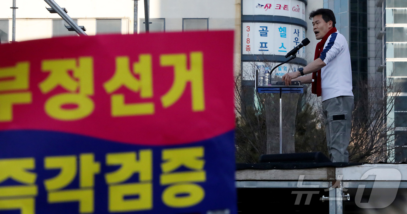 (대전=뉴스1) 김기남 기자 = 전한길 한국사 강사가 22일 오후 대전시청 남문광장에서 보수성향 기독교 단체인 세이브코리아 주최로 열린 윤석열 대통령 탄핵 반대 집회에 참석해 연설 …