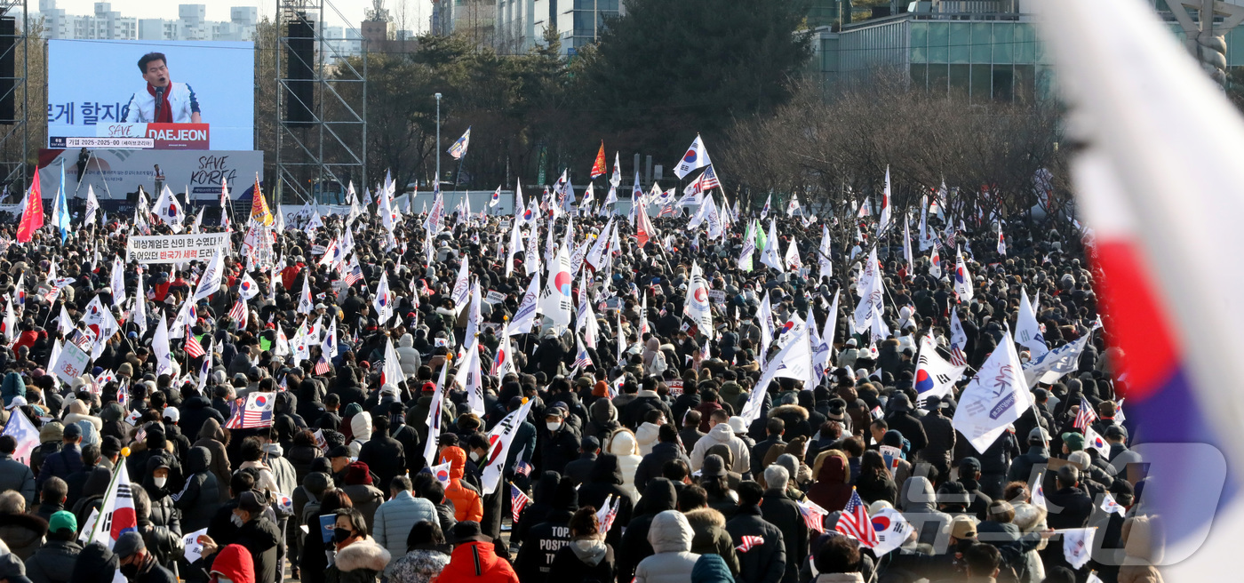 (대전=뉴스1) 김기남 기자 = 전한길 한국사 강사가 22일 오후 대전시청 남문광장에서 보수성향 기독교 단체인 세이브코리아 주최로 열린 윤석열 대통령 탄핵 반대 집회에 참석해 연설 …