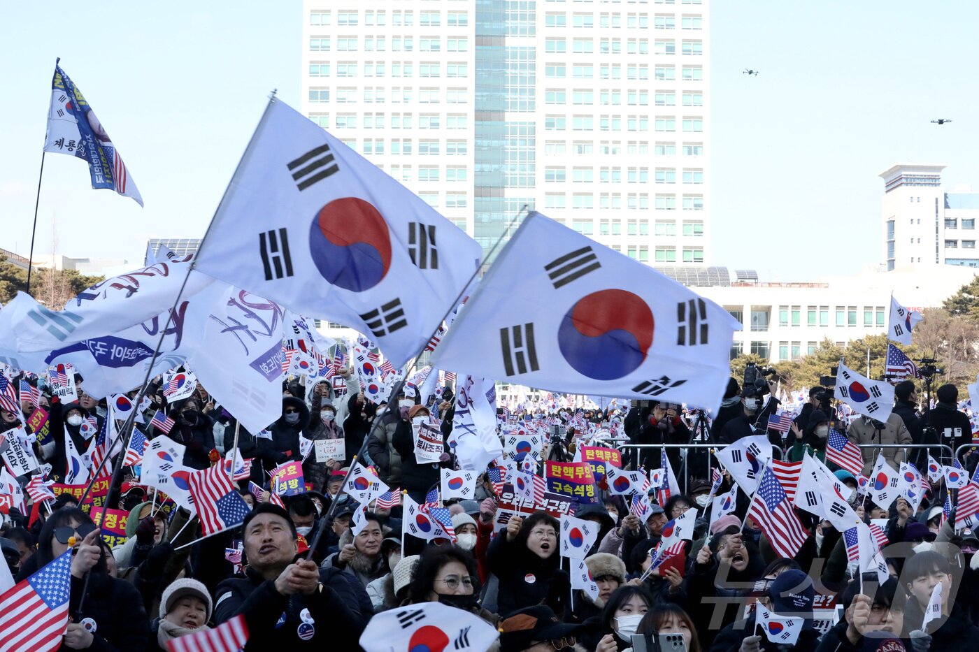본문 이미지 - 22일 오후 대전시청 남문 광장에서 세이브코리아 주최로 열린 윤석열 대통령 탄핵 반대 집회에서 집회 참석자들이 태극기와 피켓을 흔들고 있다. 이날 집회는 오후 2시 기준 경찰 추산 1만 명이 넘는 인파가 몰렸으며,집회엔 윤상현·장동혁 국민의힘 소속 국회의원과 이장우 대전시장, 전한길 한국사 강사 등이 참석 했다. 2025.2.22/뉴스1 ⓒ News1 김기남 기자