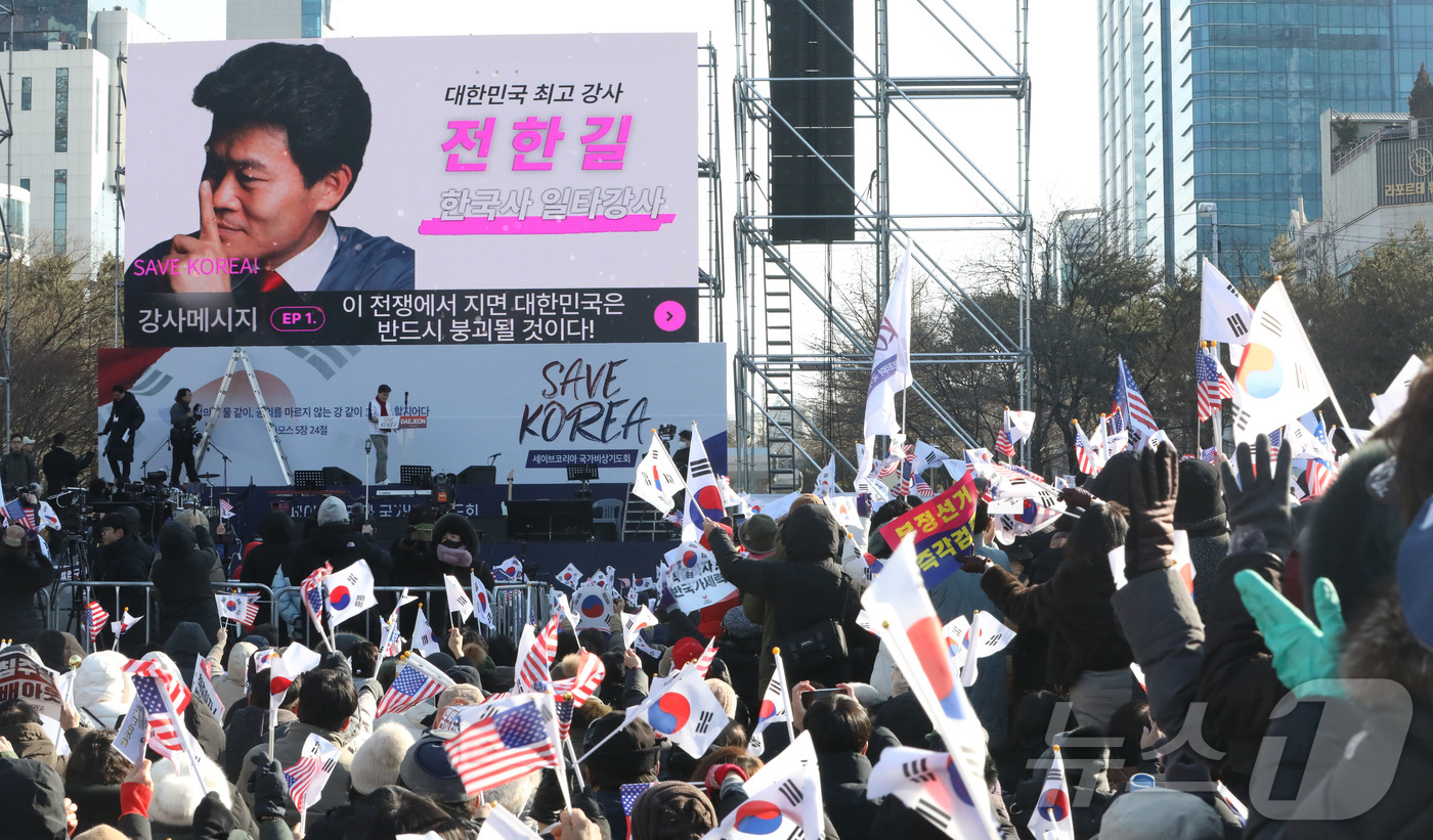 (대전=뉴스1) 김기남 기자 = 전한길 한국사 강사가 22일 오후 대전시청 남문광장에서 보수성향 기독교 단체인 세이브코리아 주최로 열린 윤석열 대통령 탄핵 반대 집회에 참석해 연설 …