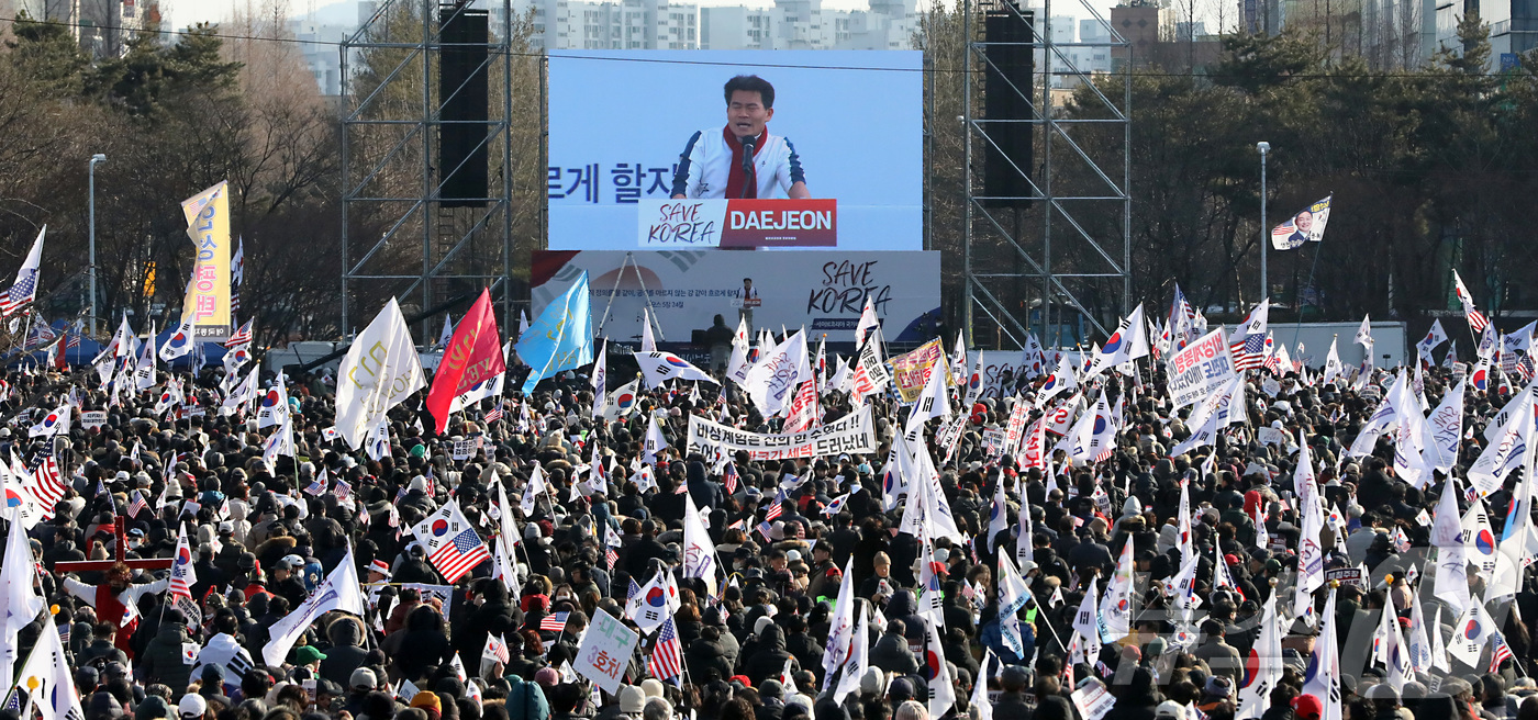 (대전=뉴스1) 김기남 기자 = 전한길 한국사 강사가 22일 오후 대전시청 남문광장에서 보수성향 기독교 단체인 세이브코리아 주최로 열린 윤석열 대통령 탄핵 반대 집회에 참석해 연설 …
