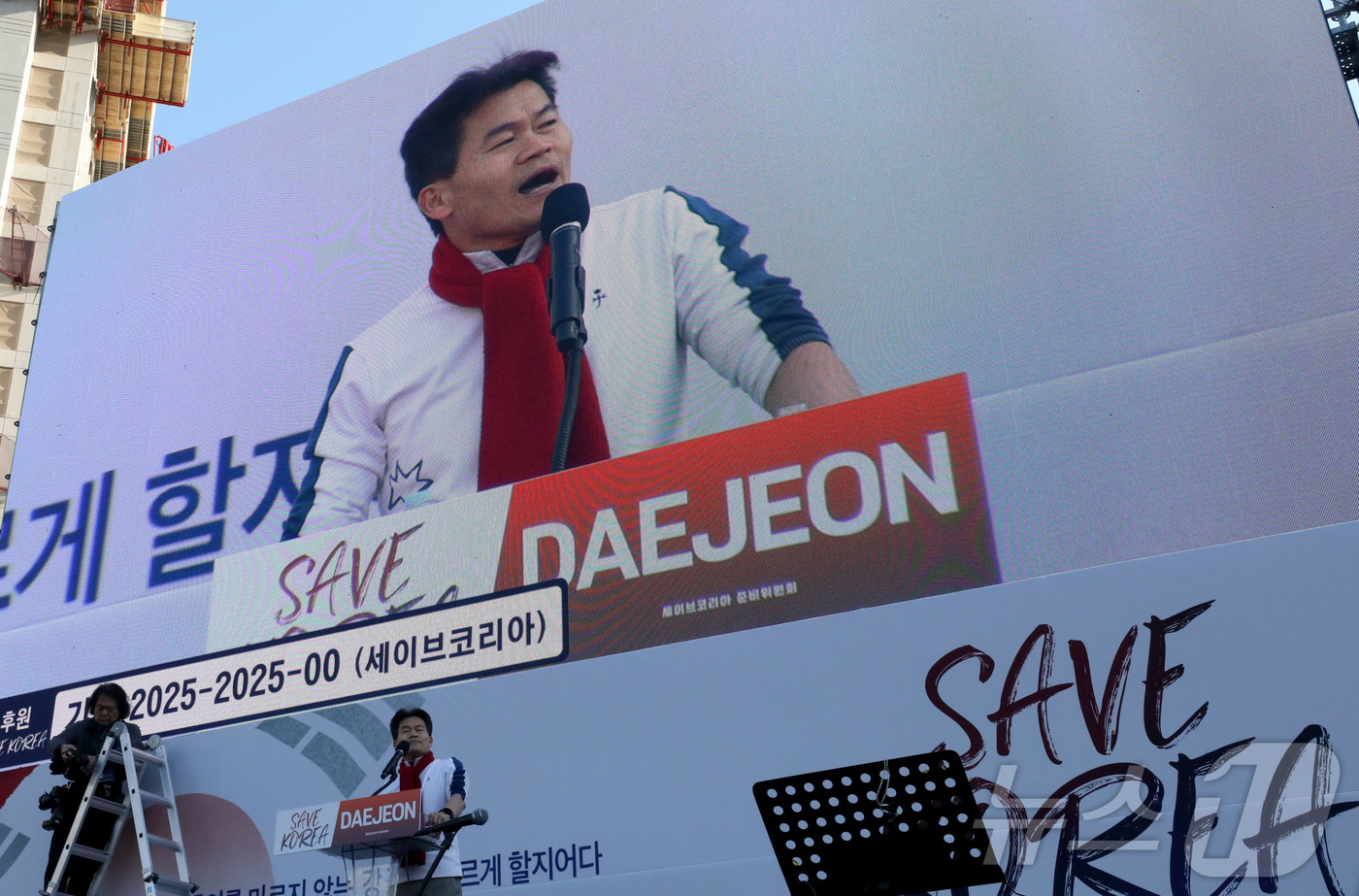 (대전=뉴스1) 김기남 기자 = 전한길 한국사 강사가 22일 오후 대전시청 남문광장에서 보수성향 기독교 단체인 세이브코리아 주최로 열린 윤석열 대통령 탄핵 반대 집회에 참석해 연설 …