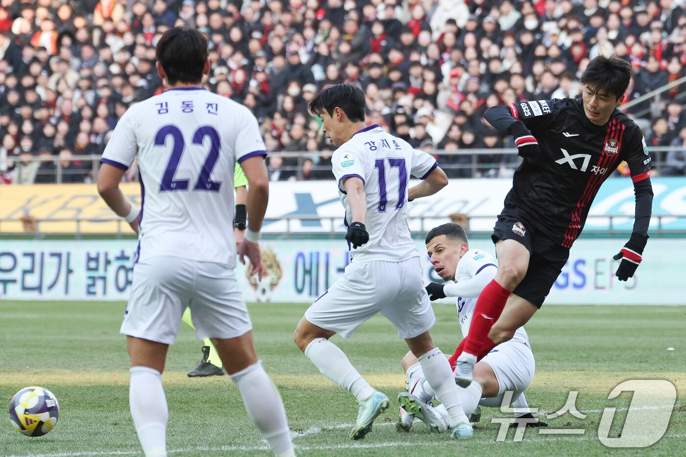 본문 이미지 - 서울 소속으로 경기를 치르고 있는 기성용&#40;오른쪽&#41; 2025.2.22/뉴스1 ⓒ News1 신웅수 기자