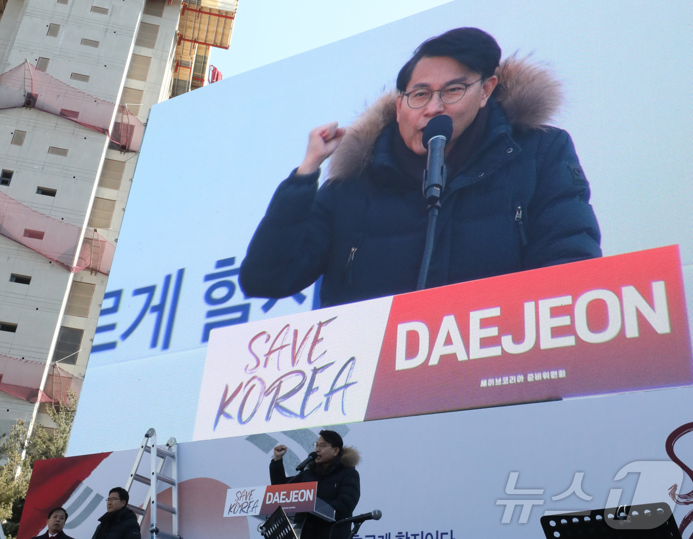 (대전=뉴스1) 김기남 기자 = 윤상현 국민의 힘 의원이 22일 오후 대전시청 남문 광장에서 세이브코리아 주최로 열린 윤석열 대통령 탄핵 반대 집회에 참석하여 연설하고 있다.이날 …