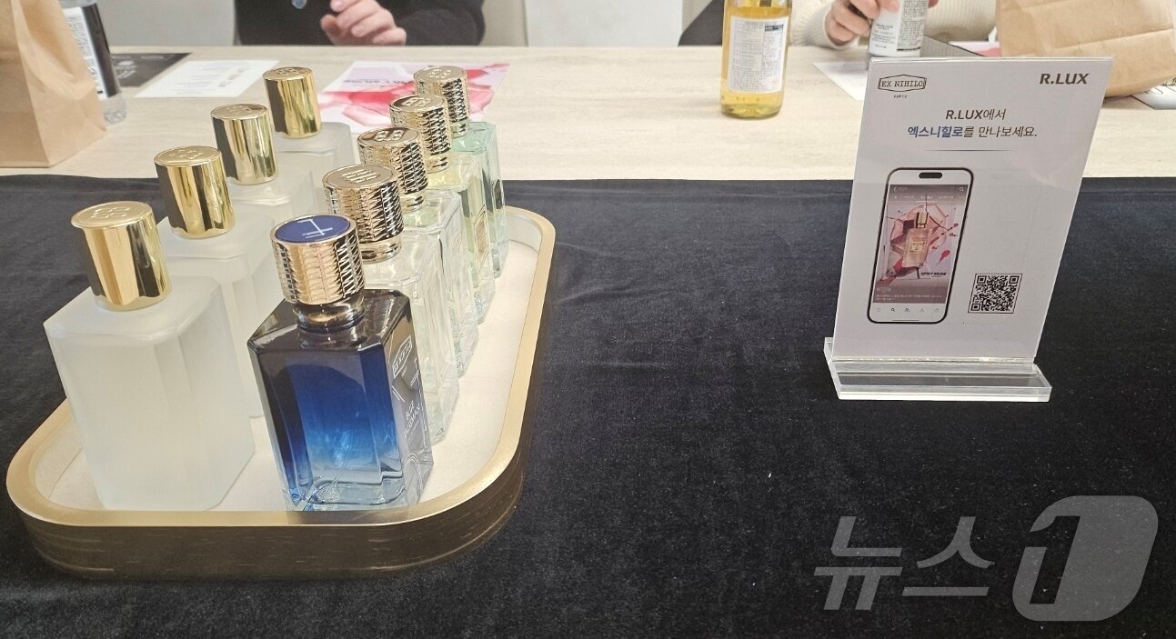 본문 이미지 - 21일 서울 종로구 석파정 서울미술관 별관에서 열린 향수 마스터 클랙스에 전히된 '엑스니힐로' 대표 향수들.ⓒ News1 윤수희 기자 