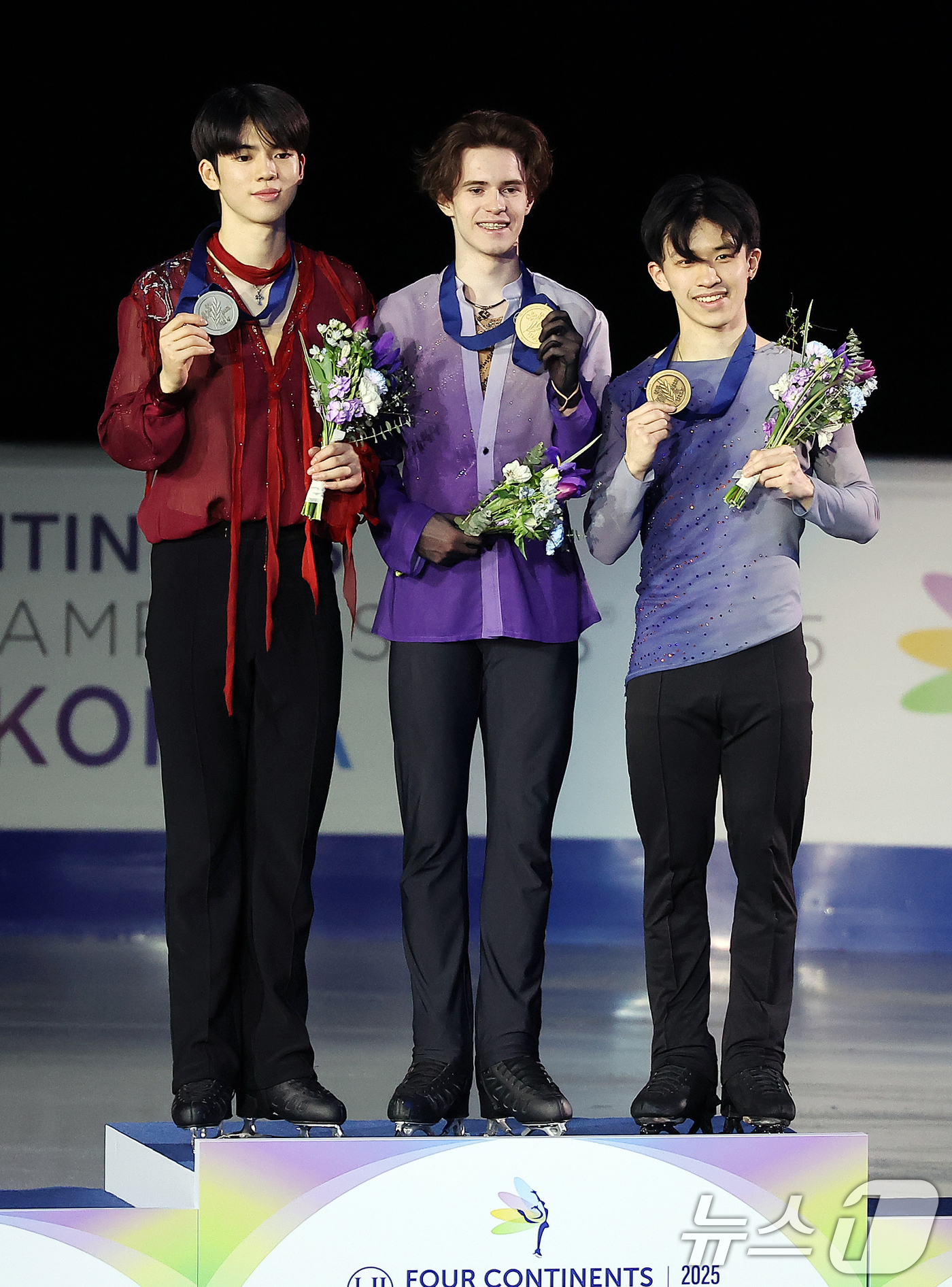 (서울=뉴스1) 김진환 기자 = 22일 오후 서울 양천구 목동 아이스링크에서 열린 2025 ISU 사대륙 피겨스케이팅 선수권대회 남자 싱글 프리스케이팅 시상식에서 2위를 기록한 차 …
