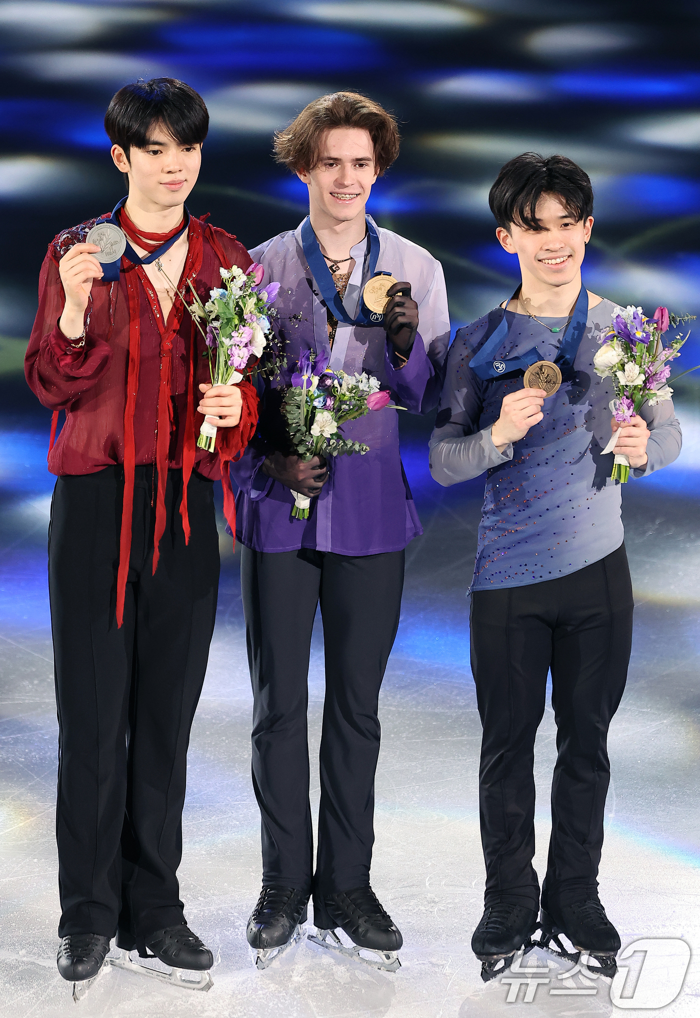 (서울=뉴스1) 김진환 기자 = 22일 오후 서울 양천구 목동 아이스링크에서 열린 2025 ISU 사대륙 피겨스케이팅 선수권대회 남자 싱글 프리스케이팅 시상식에서 2위를 기록한 차 …