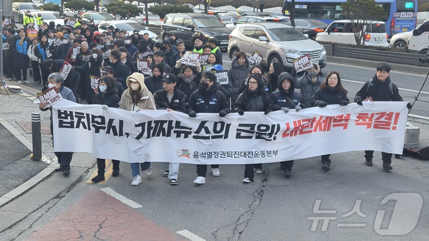 (대전=뉴스1) 허진실 기자 = 22일 오후 대전 서구 은하수네거리에서 '윤석열정권퇴진 대전본부' 주최로 열린 대통령 탄핵 찬성 집회에서 참석자들이 행진을 하고 있다. 2025.2 …