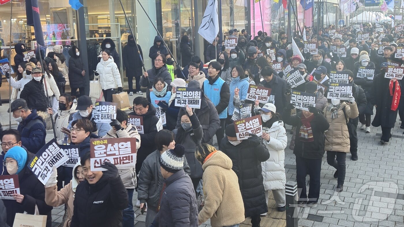 본문 이미지 - 22일 오후 4시 대전 서구 은하수네거리에서 '윤석열정권퇴진 대전본부' 주최로 대통령 탄핵 찬성 집회가 열려 시위 참가자들이 행진하고 있다. ⓒ News1 허진실 기자