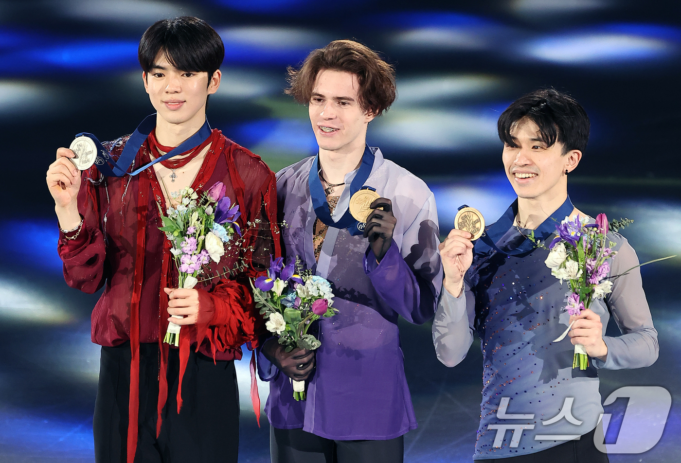 (서울=뉴스1) 김진환 기자 = 22일 오후 서울 양천구 목동 아이스링크에서 열린 2025 ISU 사대륙 피겨스케이팅 선수권대회 남자 싱글 프리스케이팅 시상식에서 2위를 기록한 차 …