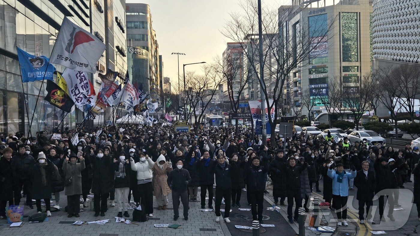 본문 이미지 - 22일 오후 4시 대전 서구 은하수네거리에서 '윤석열정권퇴진 대전본부' 주최로 대통령 탄핵 찬성 집회가 열려 시위 참가자들이 구호를 외치고 있다. ⓒ News1 허진실 기자