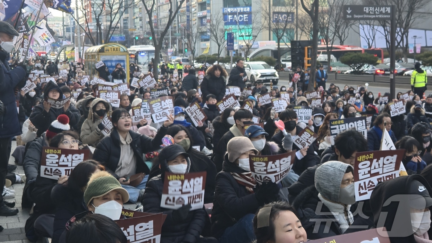 (대전=뉴스1) 허진실 기자 = 22일 오후 대전 서구 은하수네거리에서 '윤석열정권퇴진 대전본부' 주최로 대통령 탄핵 찬성 집회가 열려 시위 참가자들이 구호를 외치고 있다. 202 …