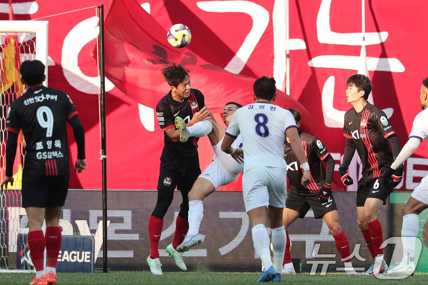 본문 이미지 - 22일 오후 서울 마포구 서울월드컵경기장에서 하나은행 K리그1 2025 2라운드 FC서울과 FC안양의 경기에서 FC서울 김주성과 FC안양 마테우스가 볼경합을 벌이고 있다. 2025.2.22/뉴스1 ⓒ News1 신웅수 기자