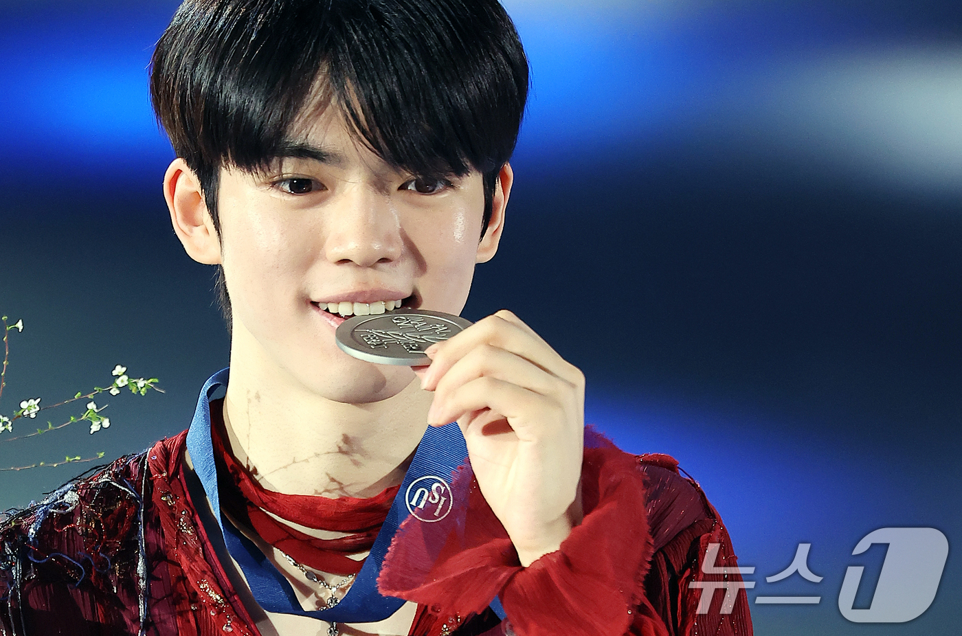 (서울=뉴스1) 김진환 기자 = 22일 오후 서울 양천구 목동 아이스링크에서 열린 2025 ISU 사대륙 피겨스케이팅 선수권대회 남자 싱글 프리스케이팅 시상식에서 2위를 기록한 차 …