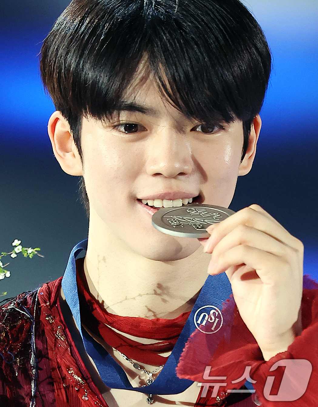 (서울=뉴스1) 김진환 기자 = 22일 오후 서울 양천구 목동 아이스링크에서 열린 2025 ISU 사대륙 피겨스케이팅 선수권대회 남자 싱글 프리스케이팅 시상식에서 2위를 기록한 차 …