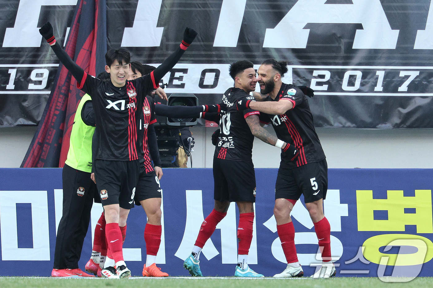 (서울=뉴스1) 신웅수 기자 = 22일 오후 서울 마포구 서울월드컵경기장에서 하나은행 K리그1 2025 2라운드 FC서울과 FC안양의 경기에서 FC서울 린가드가 선제골을 기록한 후 …