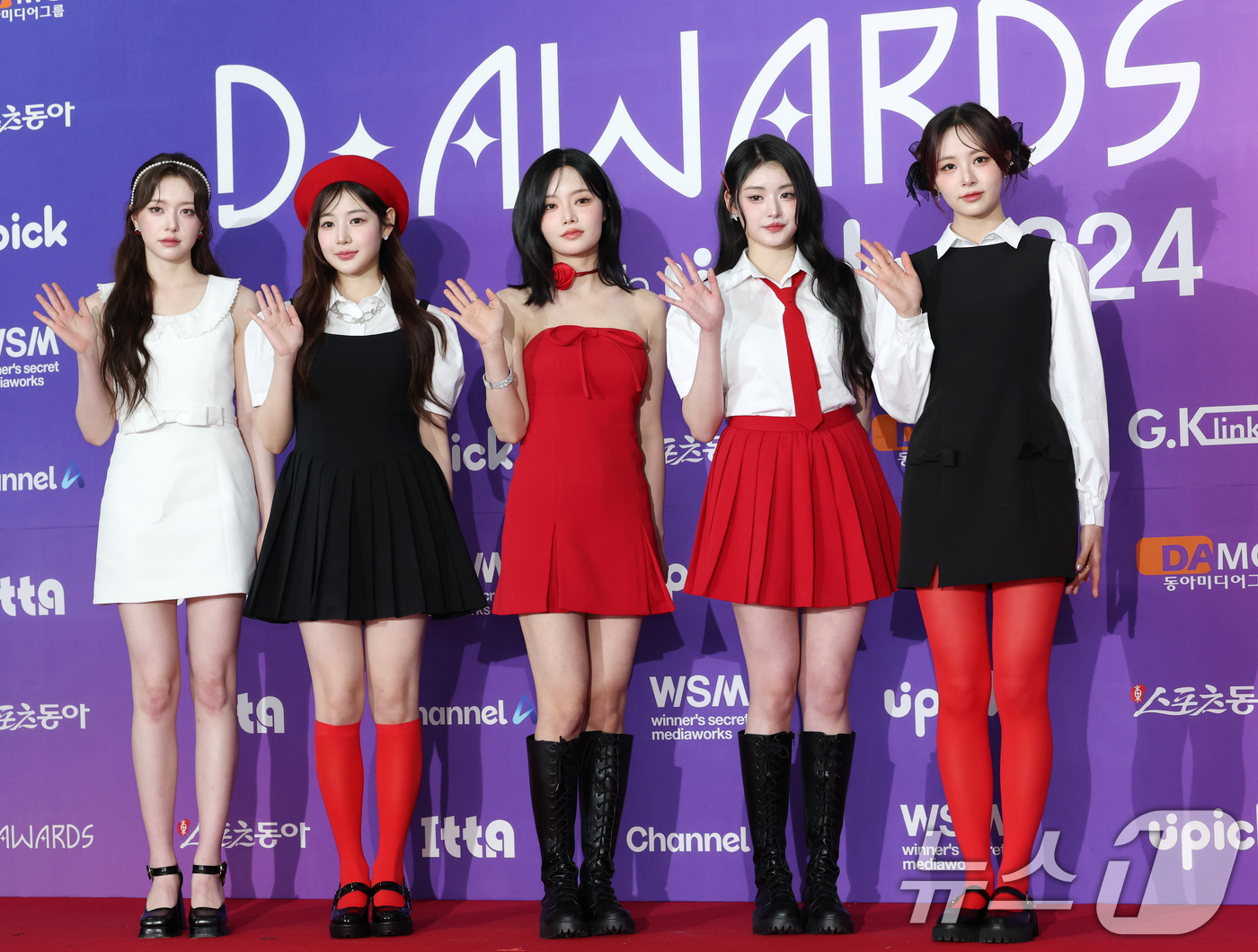 (서울=뉴스1) 권현진 기자 = 피프티피프티 문샤넬(왼쪽부터)과 예원, 키나, 아테나, 하나가 22일 오후 서울 성북구 안암동 고려대학교 화정체육관에서 열린 '제 1회 디어워즈' …