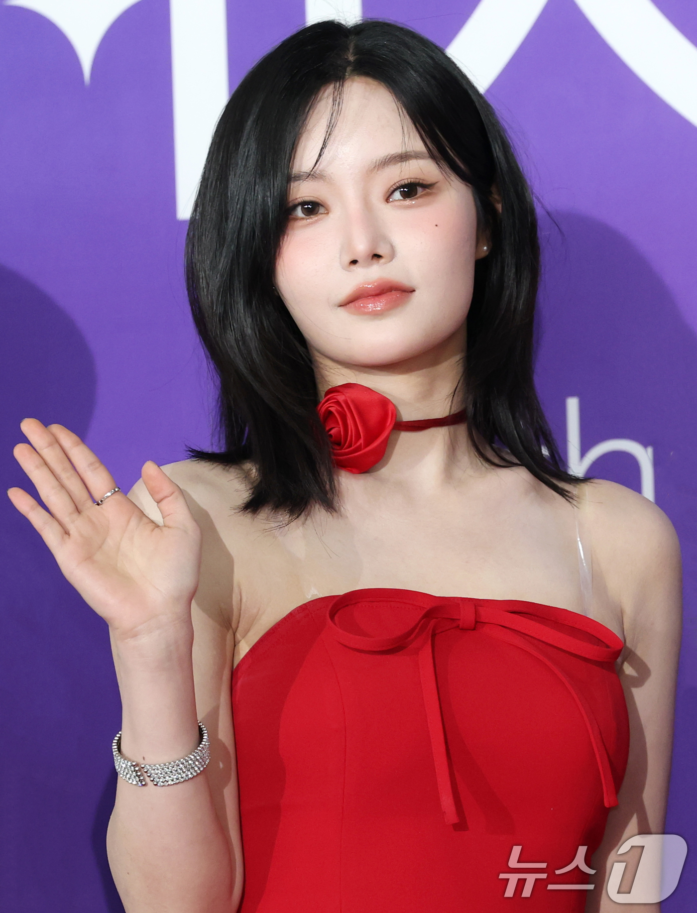 (서울=뉴스1) 권현진 기자 = 피프티피프티 키나가 22일 오후 서울 성북구 안암동 고려대학교 화정체육관에서 열린 '제 1회 디어워즈' 레드카펫 행사에 참석해 포즈를 취하고 있다. …