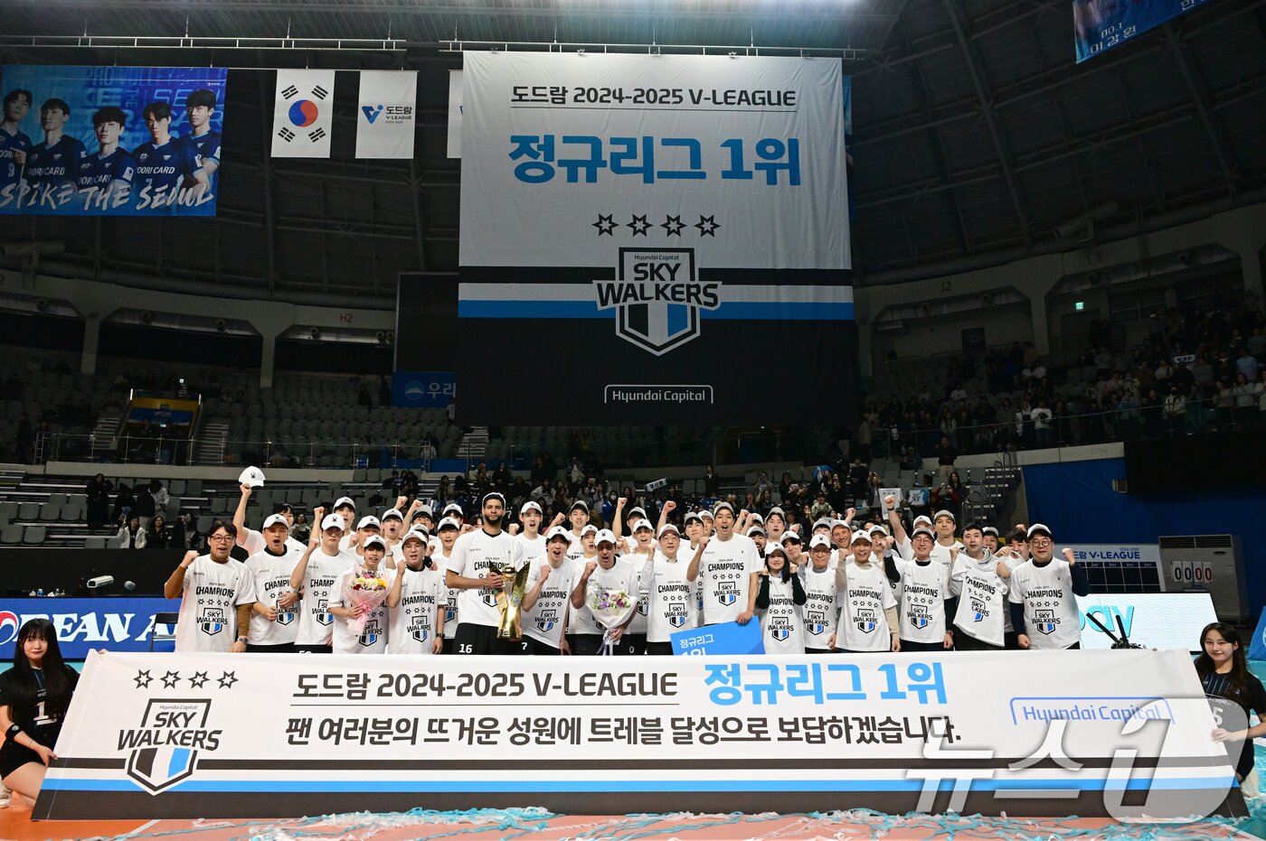 본문 이미지 - 22일 오후 서울 중구 장충체육관에서 열린 2024-2025 V-리그 프로배구 남자부 우리카드와 현대캐피탈의 경기에서 승리하며 정규리그 1위를 확정한 현대캐피탈 선수단이 기념촬영을 하고 있다. (KOVO 제공, 재판매 및 DB금지)