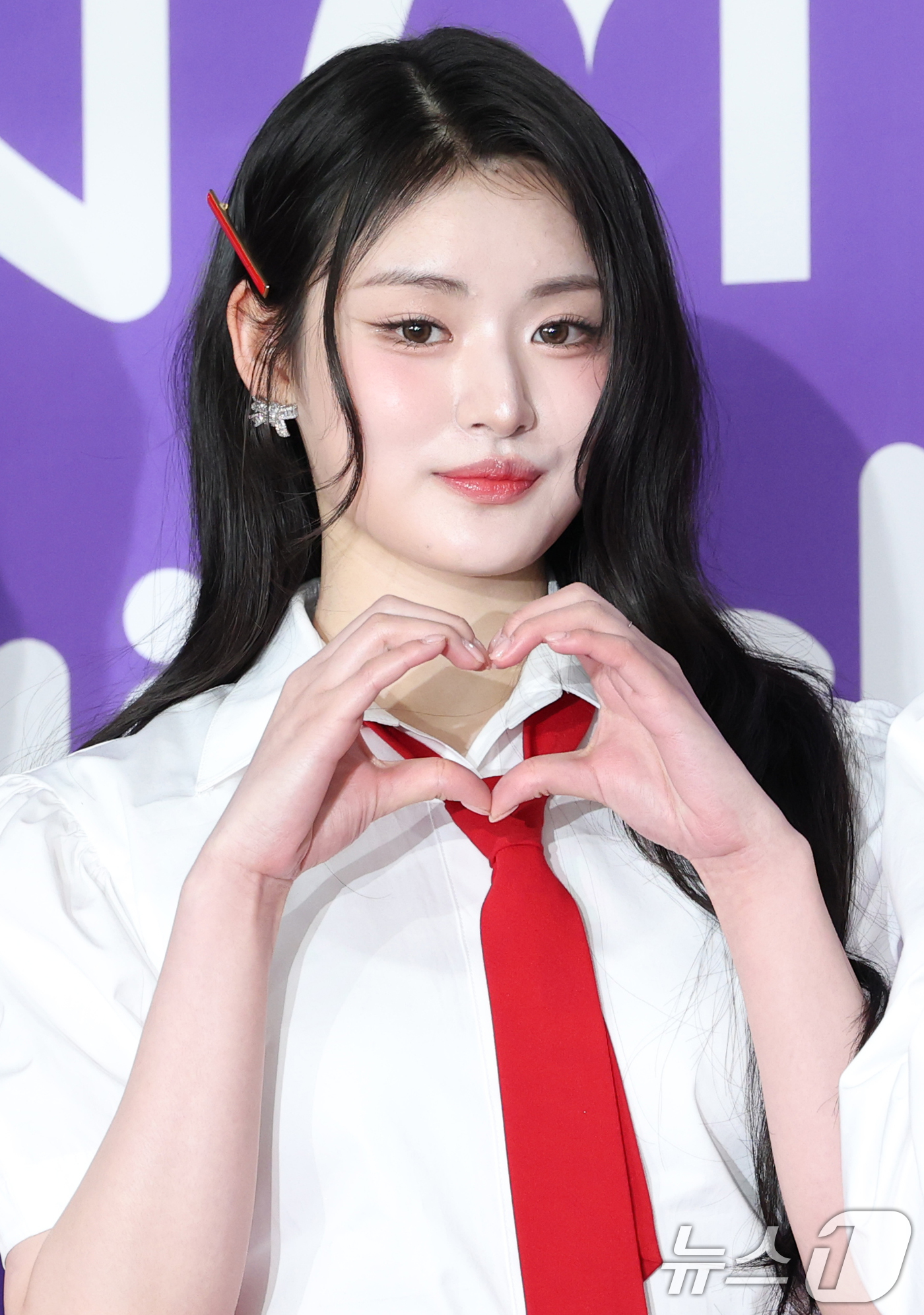 (서울=뉴스1) 권현진 기자 = 피프티피프티 아테나가 22일 오후 서울 성북구 안암동 고려대학교 화정체육관에서 열린 '제 1회 디어워즈' 레드카펫 행사에 참석해 포즈를 취하고 있다 …