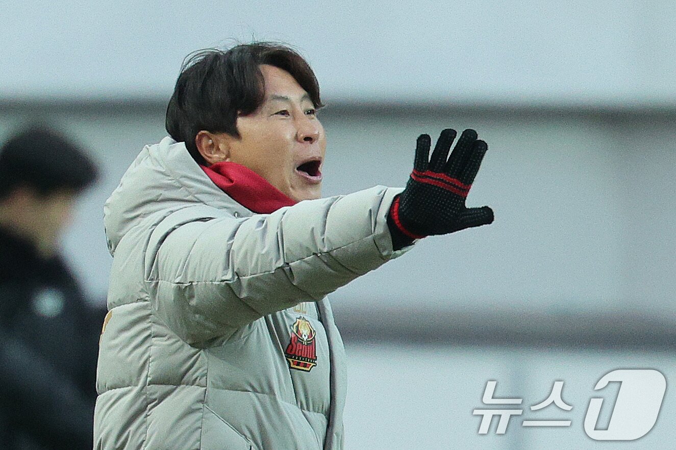 본문 이미지 - 22일 오후 서울 마포구 서울월드컵경기장에서 하나은행 K리그1 2025 2라운드 FC서울과 FC안양의 경기에서 김기동 FC서울 감독이 작전 지시를 하고 있다. 2025.2.22/뉴스1 ⓒ News1 신웅수 기자