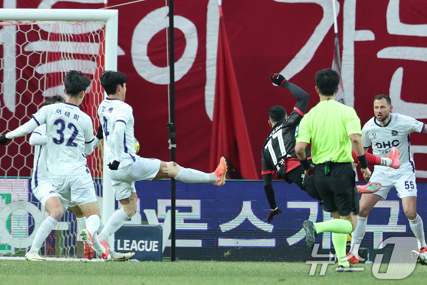 본문 이미지 - 22일 오후 서울 마포구 서울월드컵경기장에서 하나은행 K리그1 2025 2라운드 FC서울과 FC안양의 경기에서 FC서울 루카스가 팀의 두 번째 골을 기록하고 있다. 2025.2.22/뉴스1 ⓒ News1 신웅수 기자