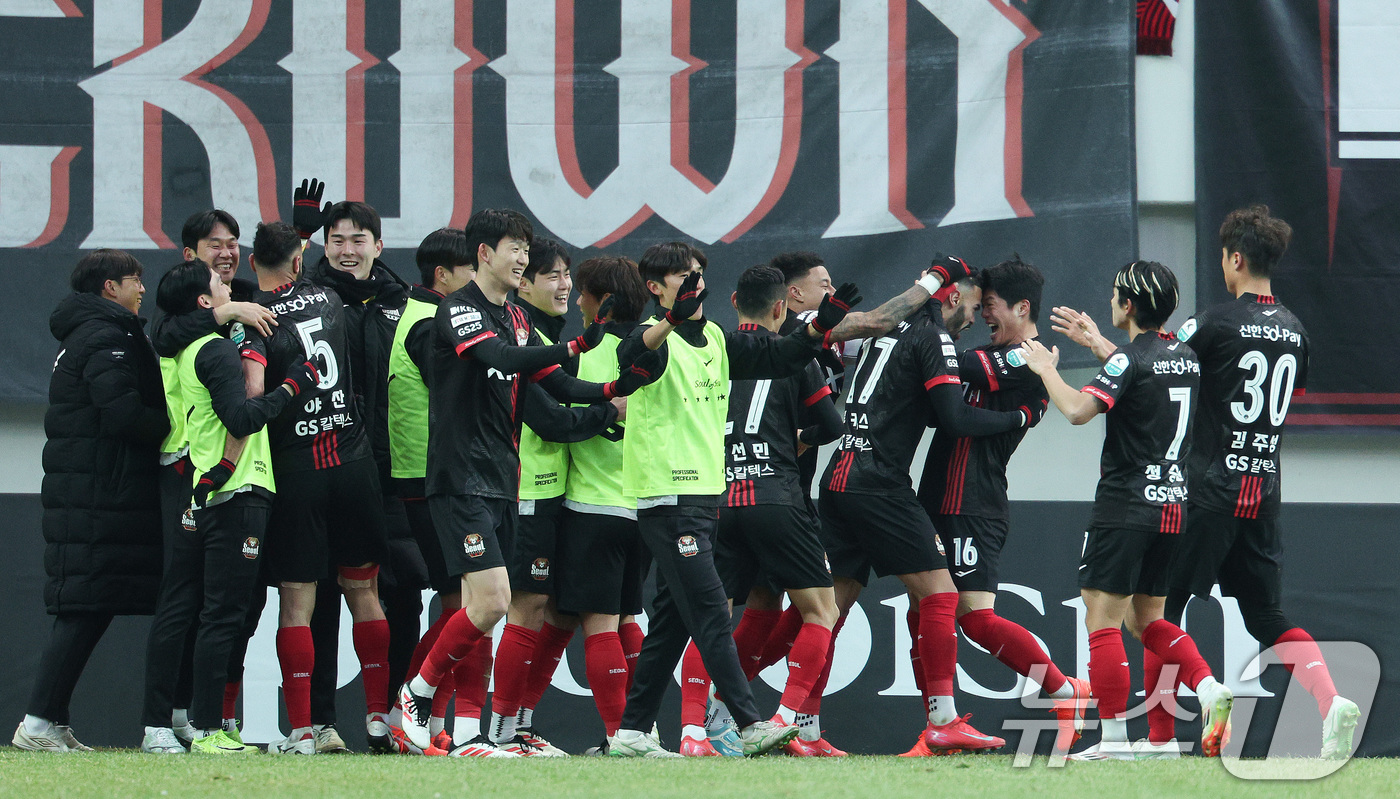 (서울=뉴스1) 신웅수 기자 = 22일 오후 서울 마포구 서울월드컵경기장에서 하나은행 K리그1 2025 2라운드 FC서울과 FC안양의 경기에서 FC서울 루카스가 팀의 두 번째 골을 …