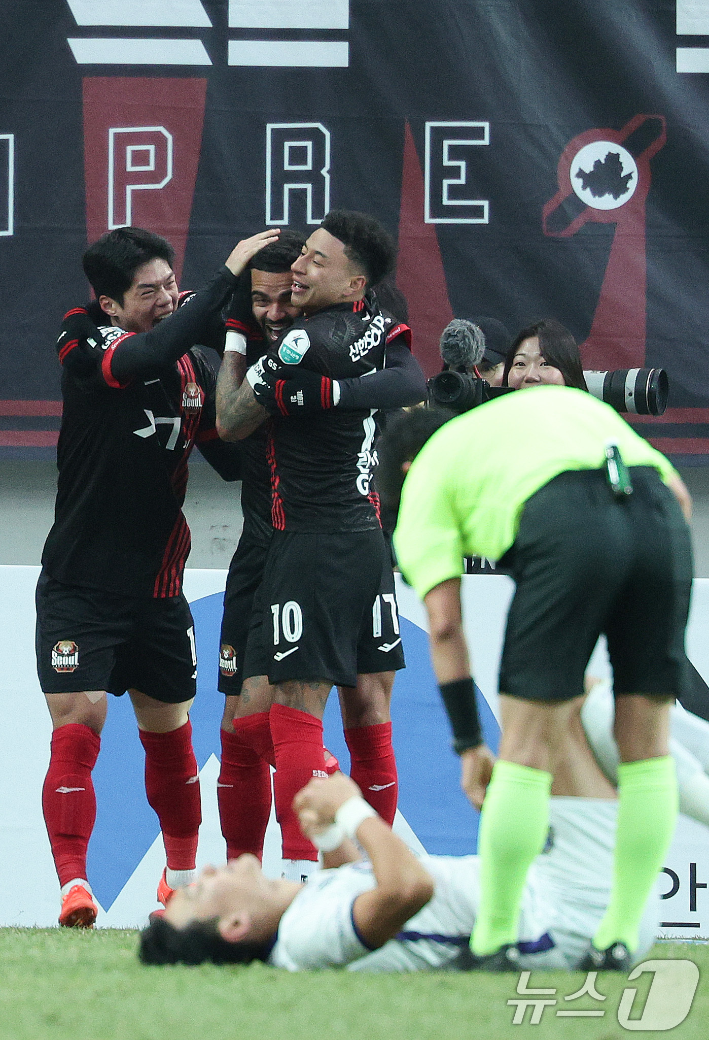 (서울=뉴스1) 신웅수 기자 = 22일 오후 서울 마포구 서울월드컵경기장에서 하나은행 K리그1 2025 2라운드 FC서울과 FC안양의 경기에서 FC서울 루카스가 팀의 두 번째 골을 …